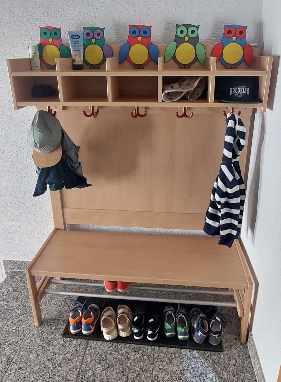 Kindgerechte Garderobe mit bunten Eulen-Motiven, Haken und Schuhregal