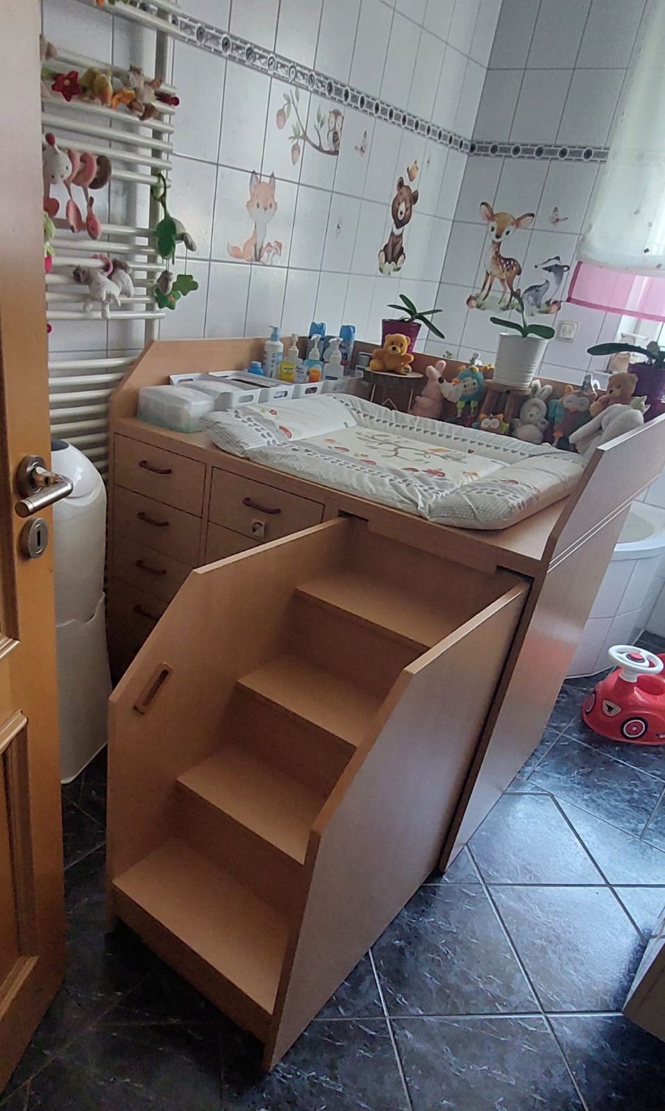 Wickeltisch mit ausziehbarer Kindertreppe zum selbstständigen Hochklettern
